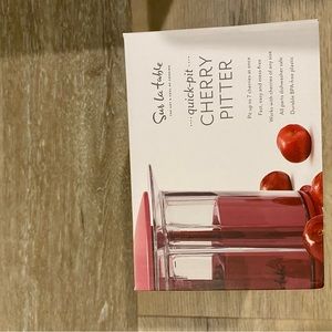 Cherry pitter sur la table